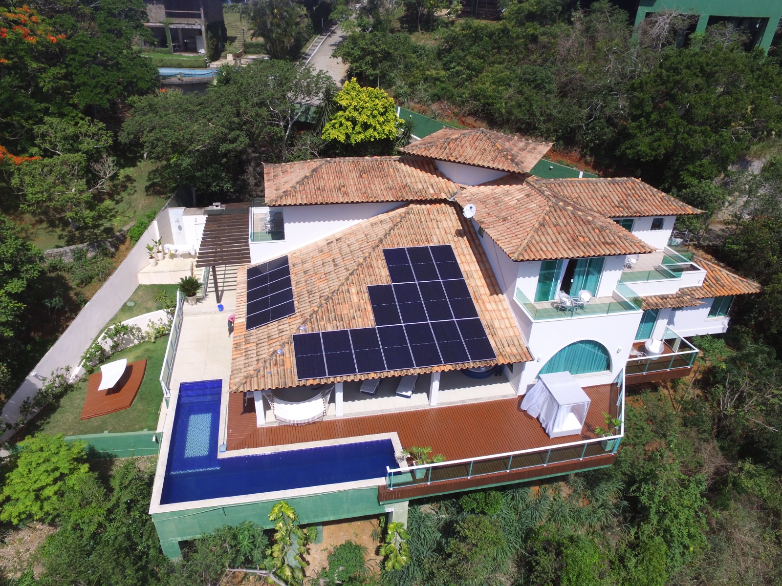 Projeto residencial de energia solar Alpha Solar visto de cima